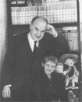 Николай Николаевич Носов с внуком Игорем и Незнайкой. Фотография
