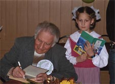 Виталий Титович Коржиков даёт автографы читателям. Фотография