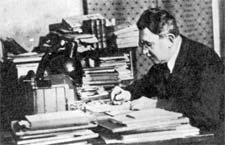 Я.И.Перельман в своём кабинете. Фотография, 1934 г.