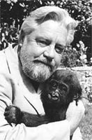 Джеральд Даррелл с обезьянкой. Фотография