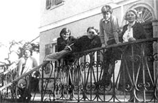 Семья Дарреллов на балконе нарциссово-жёлтого дома. Корфу, 1936 г. Фотография