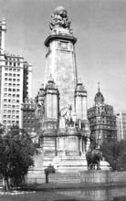 Памятник Сервантесу на площади Испании в Мадриде. Фотография