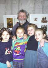 Николай Устинов со своими поклонниками. Фотография