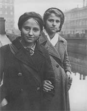 «Школьницы Валя Иванова и Валя Игнатович. Они потушили две зажигательные бомбы, упавшие на чердак их дома». Фотография