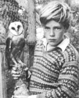 Джеральд в возрасте одиннадцати лет с ручной совой. Фотография