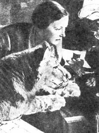 Фотография В.В.Чаплиной с одним из ее многочисленных питомцев — львенком Кинули.