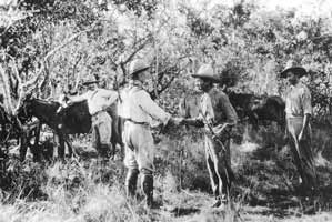 Перси Гаррисон Фосетт. На фотографии 1925 года он запечатлен в своем лагере в Мату-Гросу