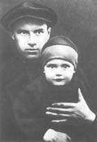 Николай Носов с сыном Петром. Фотография