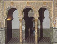 Подковообразные арки украшают зал послов в Алькасаре. Фотография