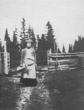 Елена Поленова на фоне деревенского пейзажа. Фотография